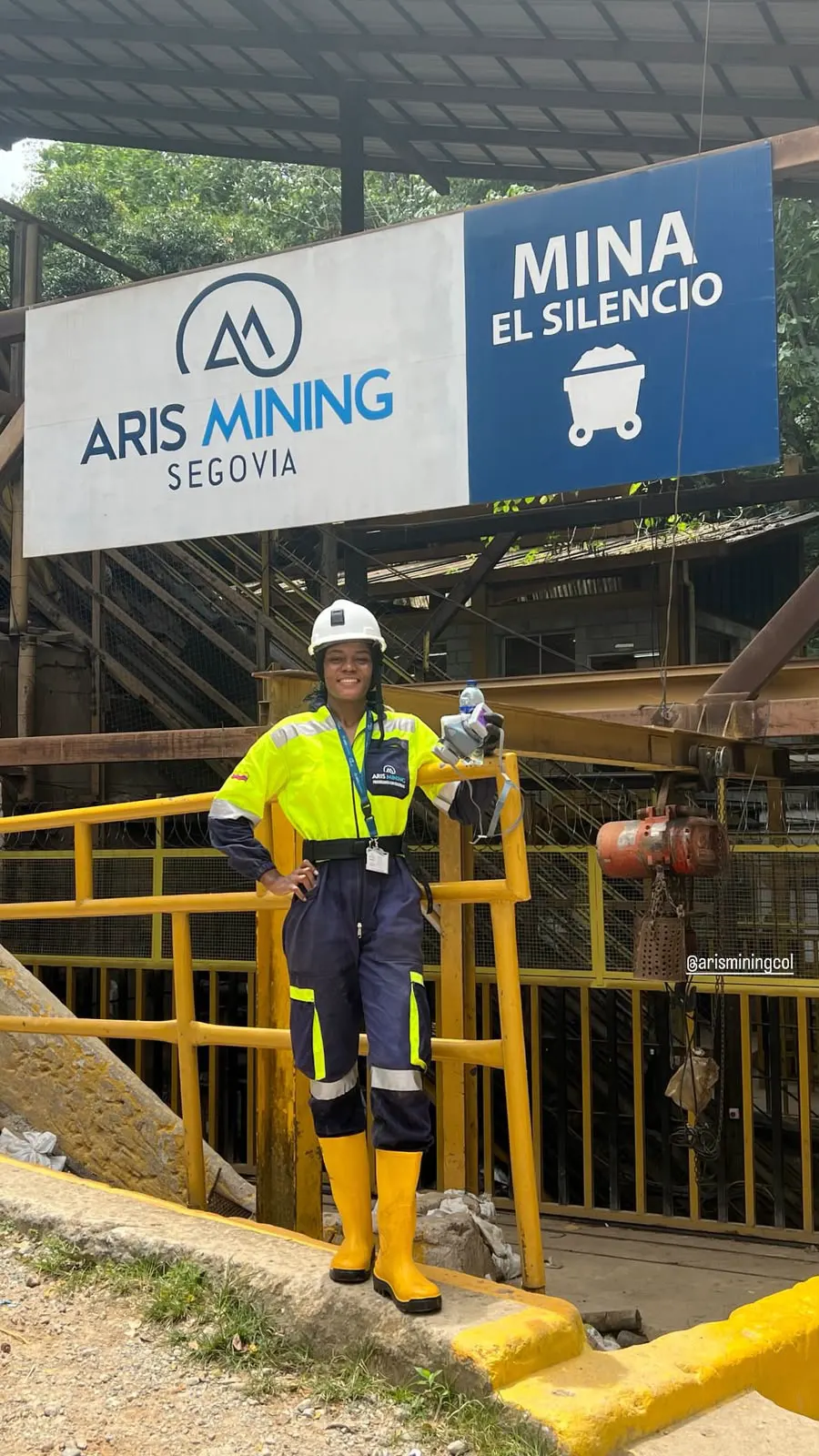 Luisa Zea con equipo de protección en una mina