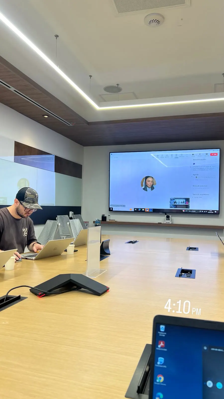 Sala de reuniones preparada para una sesión virtual