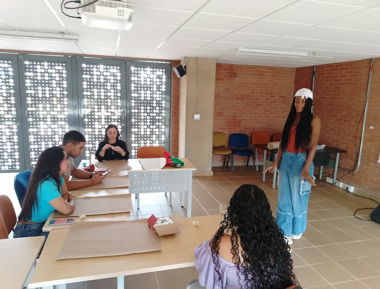Luisa Zea guiando una actividad en grupo